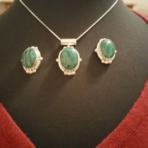 Ear rings and pendent